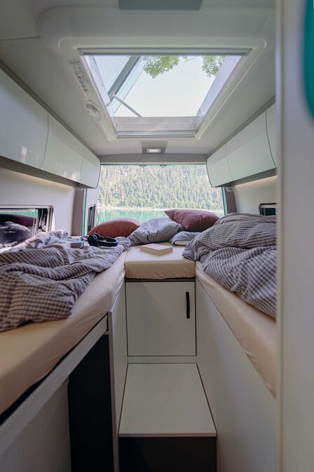 Die beiden sehr grossen Heckeinzelbetten sind über dem Stauraum platziert.