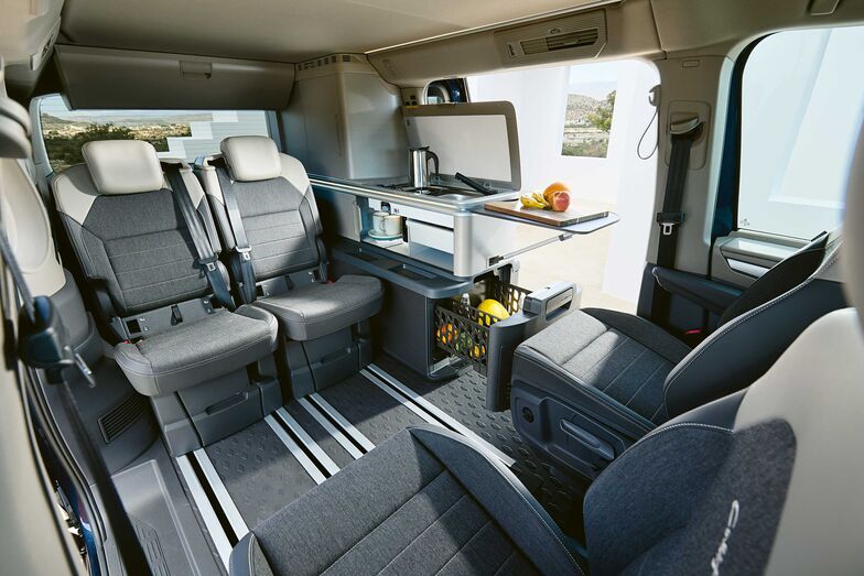 À l’arrêt, les sièges se transforment en un clin d’œil en coin salle à manger, salle de jeu ou ...