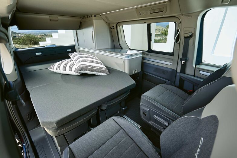 ... espace de repos. Dans le nouveau California, la grande banquette arrière du modèle précédent a fait place à des sièges individuels amovibles de seulement 24 kg.