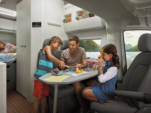 Klassische Wohnraumlösung mit Drehsitzen und Sitzbank.