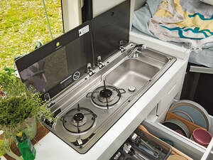 Bloc cuisine avec plaques de protection individuelles.