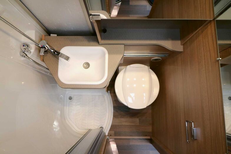 Weinsberg a parfaitement exploité la surface réduite de l’espace sanitaires.