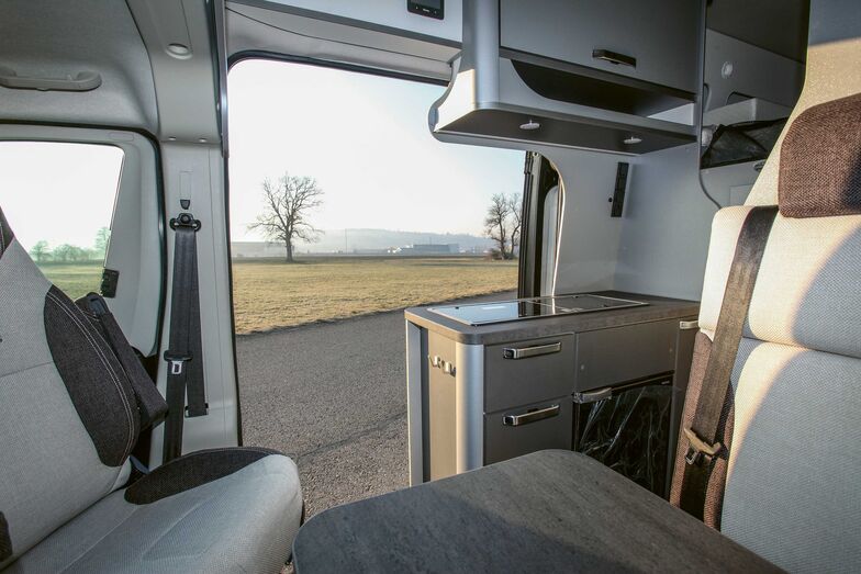 ...mit Halbdinette, Küchenblock und Nasszelle.