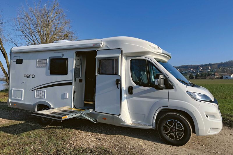 Une porte extra-large et le dispositif de levage pour fauteuil roulant facilitent l’accès à l’intérieur.