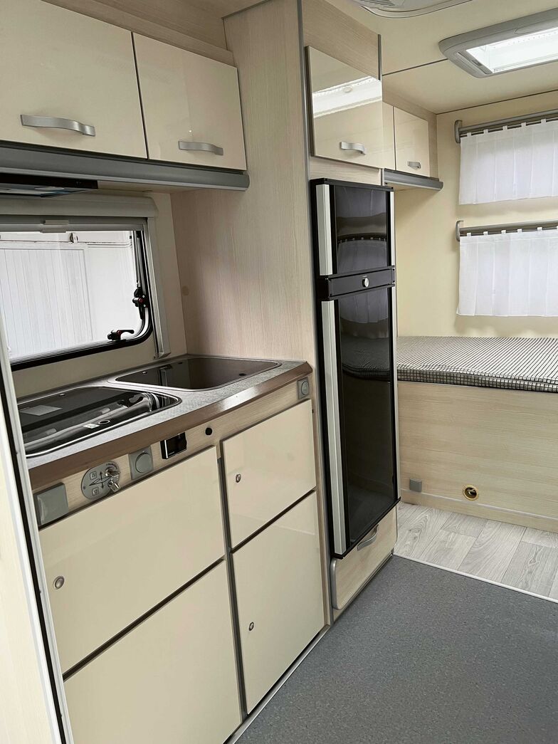 Bloc cuisine avec de nombreux rangements et un grand réfrigérateur 190 l.