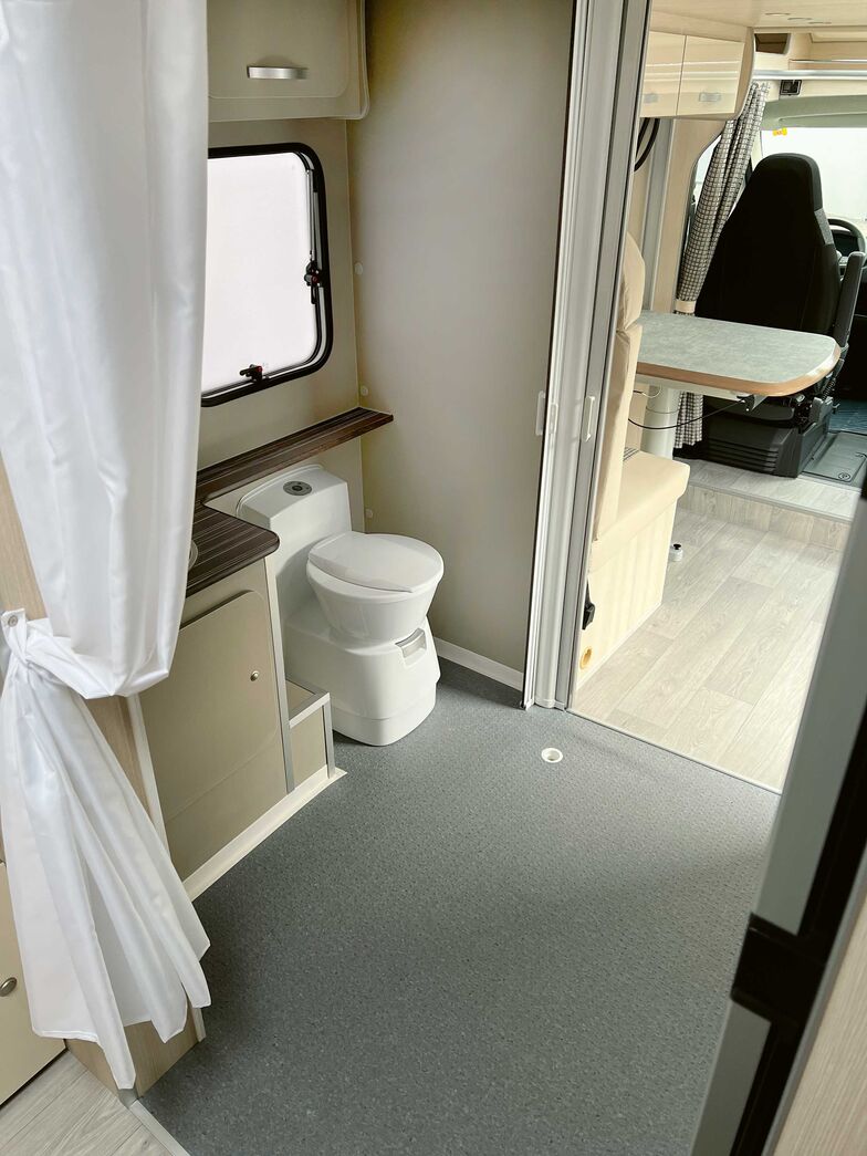 Le couloir est suffisamment large pour passer en fauteuil roulant sur toute la longueur. L’espace sanitaires offre également une grande liberté de mouvement.