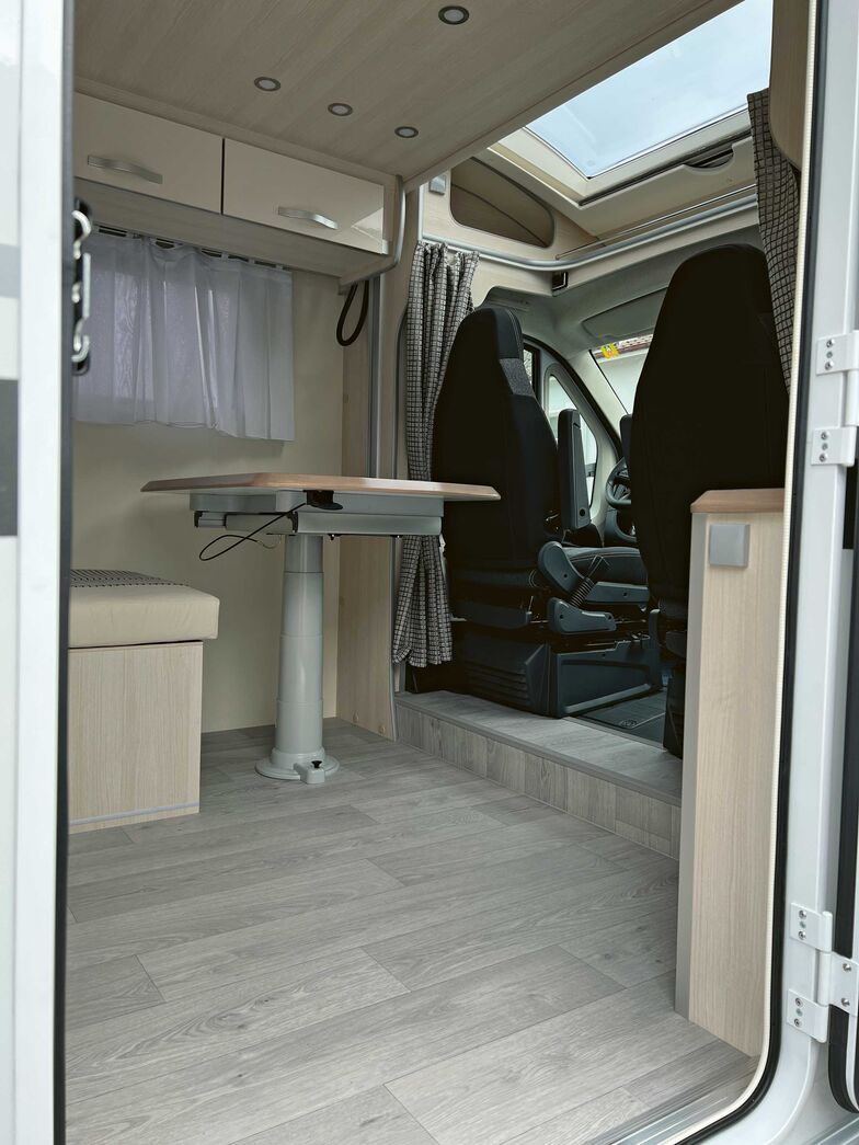 Vue depuis l’entrée vers la table à colonne et la cabine.