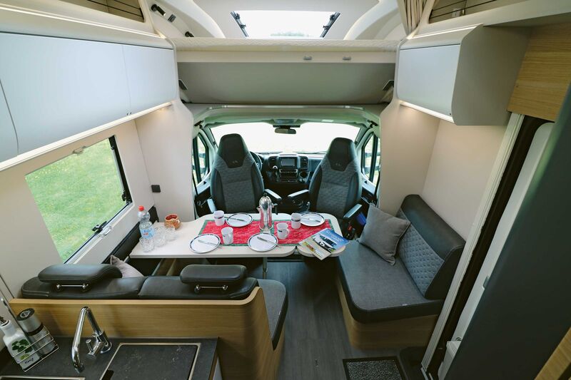 Le Coral XL séduit par son design intérieur moderne ainsi que par son grand salon ouvert pouvant accueillir jusqu’à six personnes.