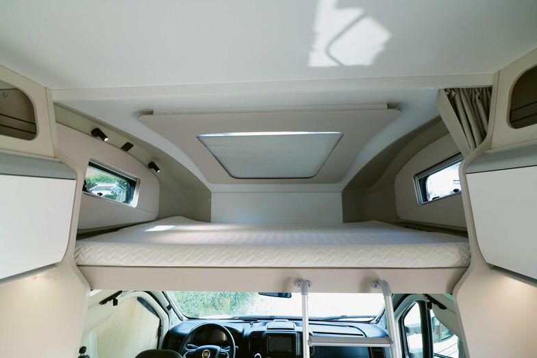 Le couchage de l’alcôve séduit par sa taille et son confort.