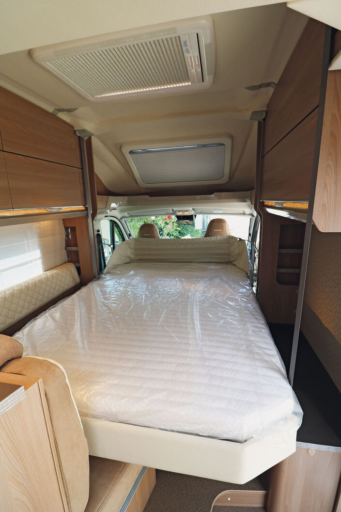 rgonomique, le concept intérieur a de quoi séduire avec un lit pavillon installé en longueur que l’on peut abaisser jusqu’au niveau de la dînette. Que ce soit en terme de taille ou de confort, tout est parfait.