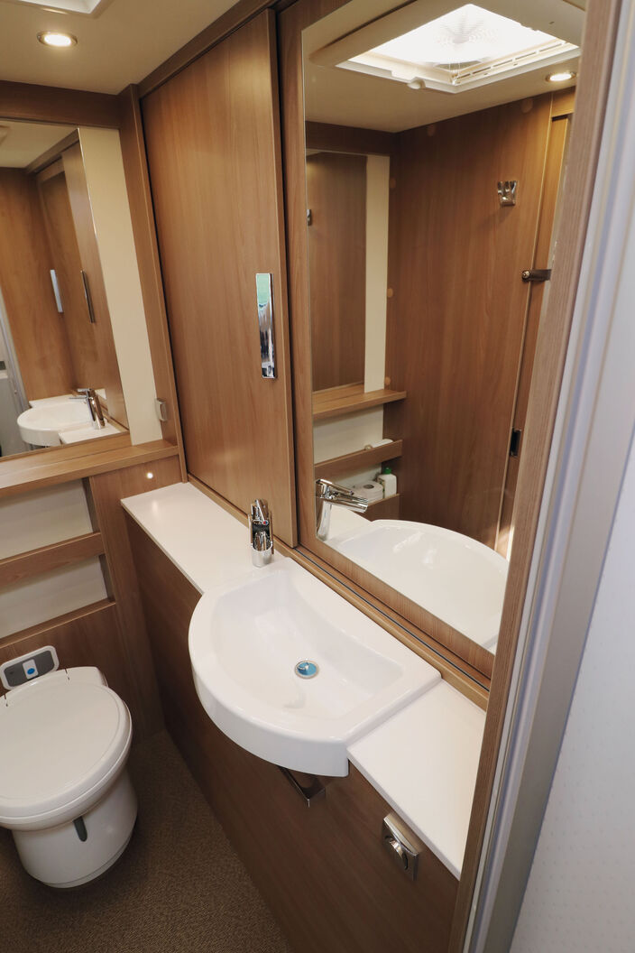 Espace sanitaire élégant avec équipement complet et liberté de mouvement irréproch-able, par exemple sur le WC rabattable ou devant le joli lavabo avec mitigeur monocommande solide placé au centre.