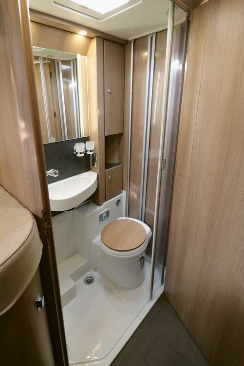 Accès sans marche à la salle de bains, très esthétique.