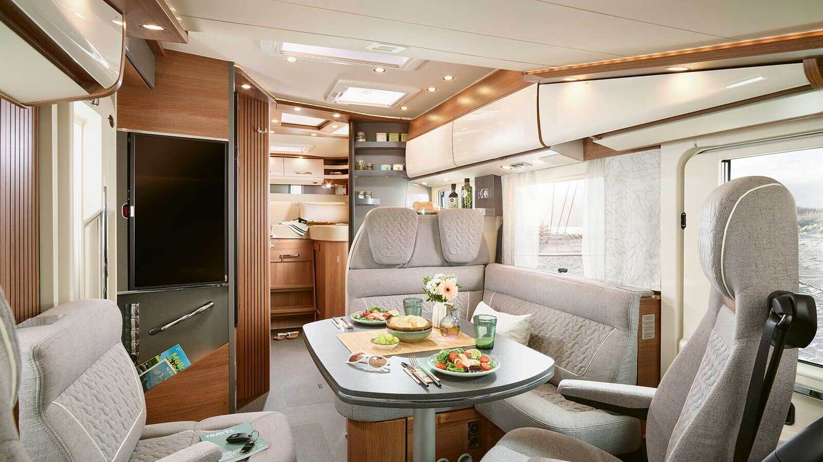 Blick ins Innere der neuen C2-Tourer: hier mit langer L-Sitzbank.