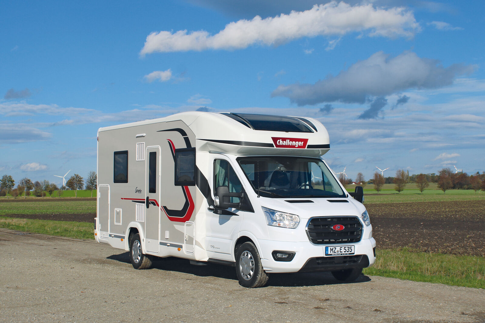 Avec le moteur turbo diesel 170 chevaux de série allié à une boîte automatique six vitesses, le Graphite 380 permet de voyager confortablement, avec une consommation modérée.