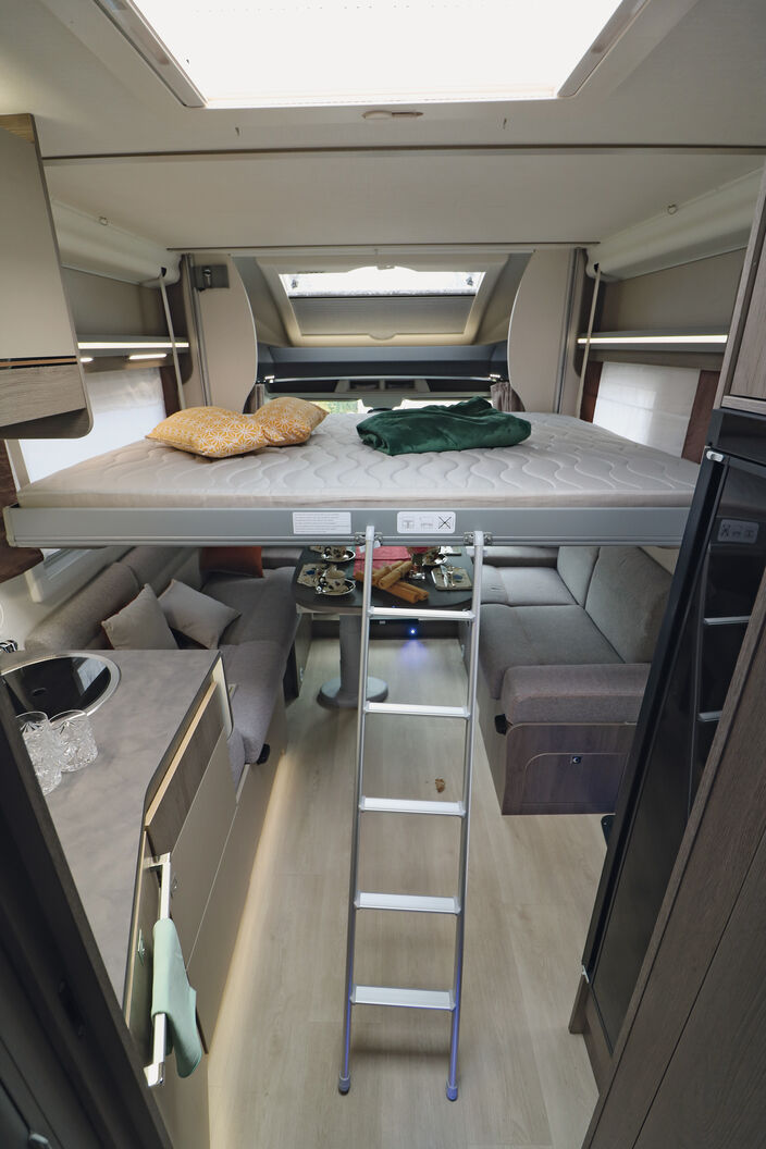 C’est également par commande électrique que le lit pavillon se place dans la position souhaitée et s’abaisse jusqu’à une position très basse, de telle manière qu’aucune échelle n’est nécessaire pour y accéder.