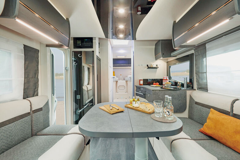 Le nouveau Challenger 337 GA, ici en version Graphite Premium sur Ford Transit, offre des lits jumeaux à l’arrière et une salle de bains juste devant.