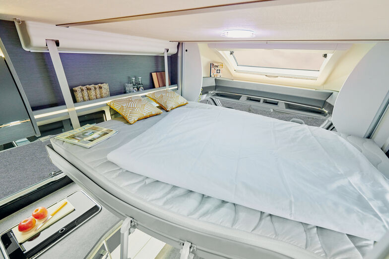 Le lit pavillon à commande électrique au-dessus de la dînette Lounge.