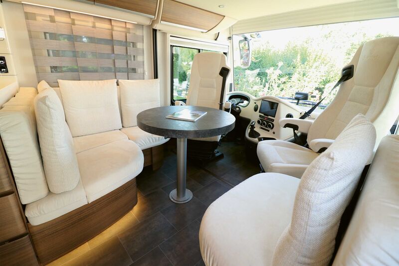 Der Wohnbereich im Credo-Liner präsentiert sich in hellen Farben, Mitjeder Menge Lichtelementen und sehr bequemen Sitzgelegenheiten, sodass hier sofort wohlfühlen angesagt ist.