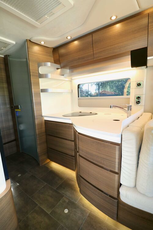 Die Vorzeigeküche wird durch die vielfältigen Lichtquellen optimal in Szene gesetzt und glänzt mit reichlich Stauraum, Ablagen und Ausstattung.