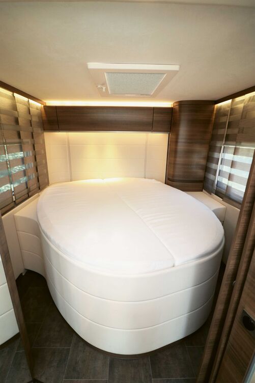 Das schräg gestellte Queensbett glänzt mit bequemer Zugänglichkeit, grosser Liegefläche und komfortablen Matratzen für eine erholsame Nachtruhe.