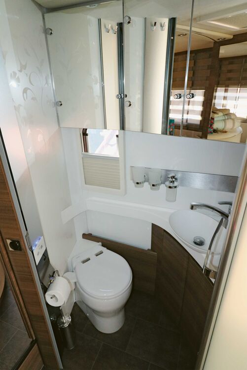 Auf dem perfekt platzierten Porzellan-WC könnte die Bewegungsfreiheit nicht besser sein.