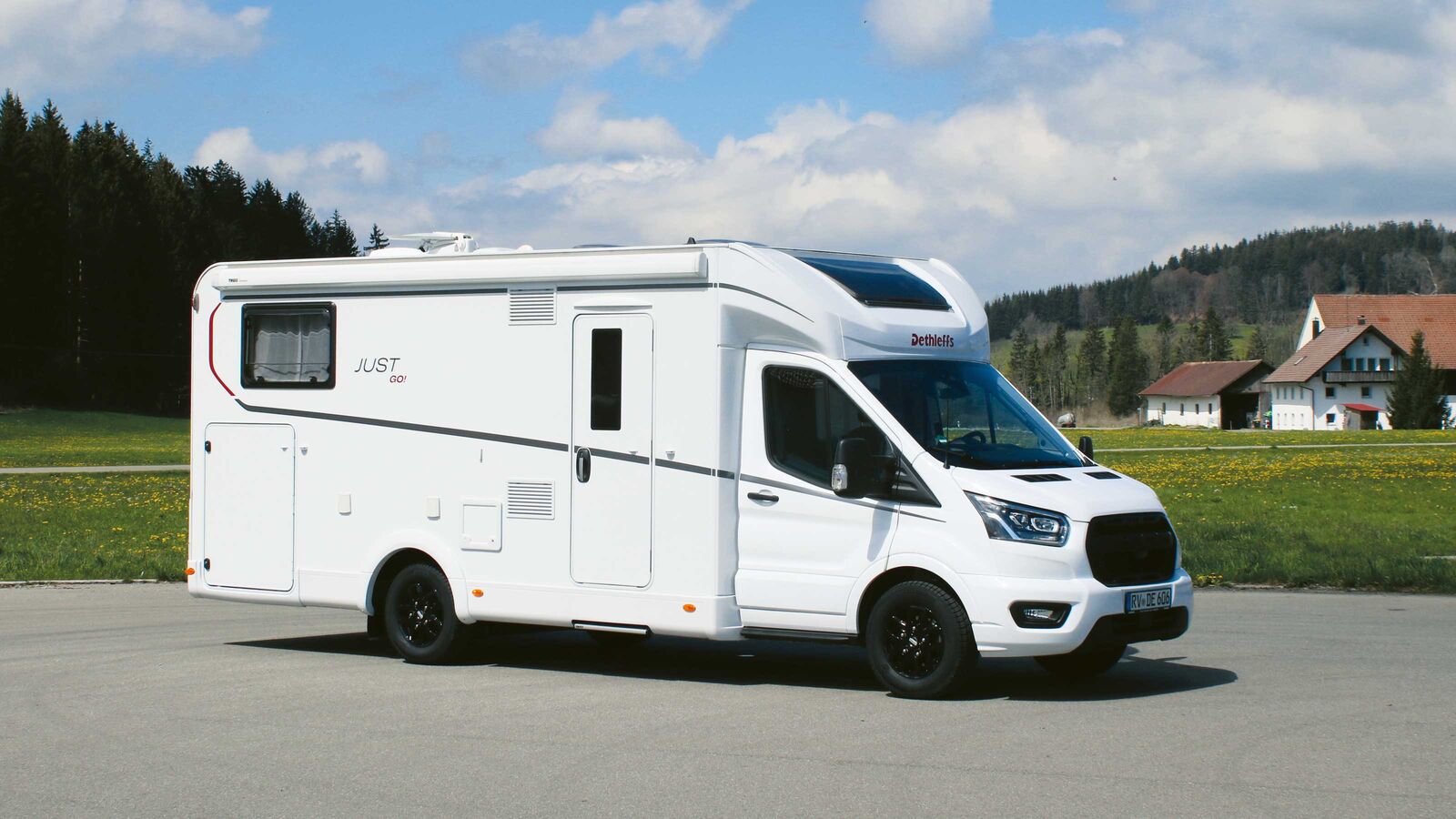 Der im Einsteiger-Segment angesiedelte Just Go auf dem Ford Transit präsentiert sich von allen Seiten im modernen Outfit, wobei auch die wenigen Design-Aufkleber fast schon wohltuend wirken.