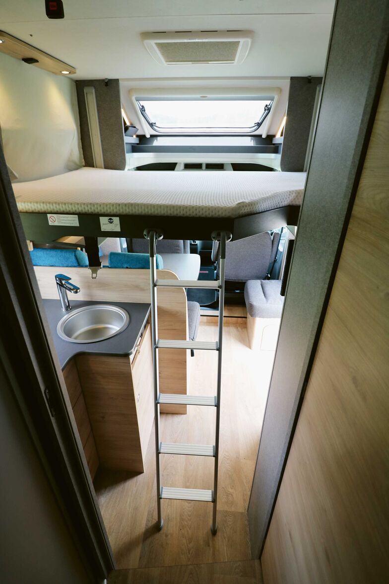 Mittels Elektroantrieb lässt sich das an Schienen geführte Hubbett bequem absenken und hochfahren. Die Liegefläche ragt allerdings in den Eingangsbereich.