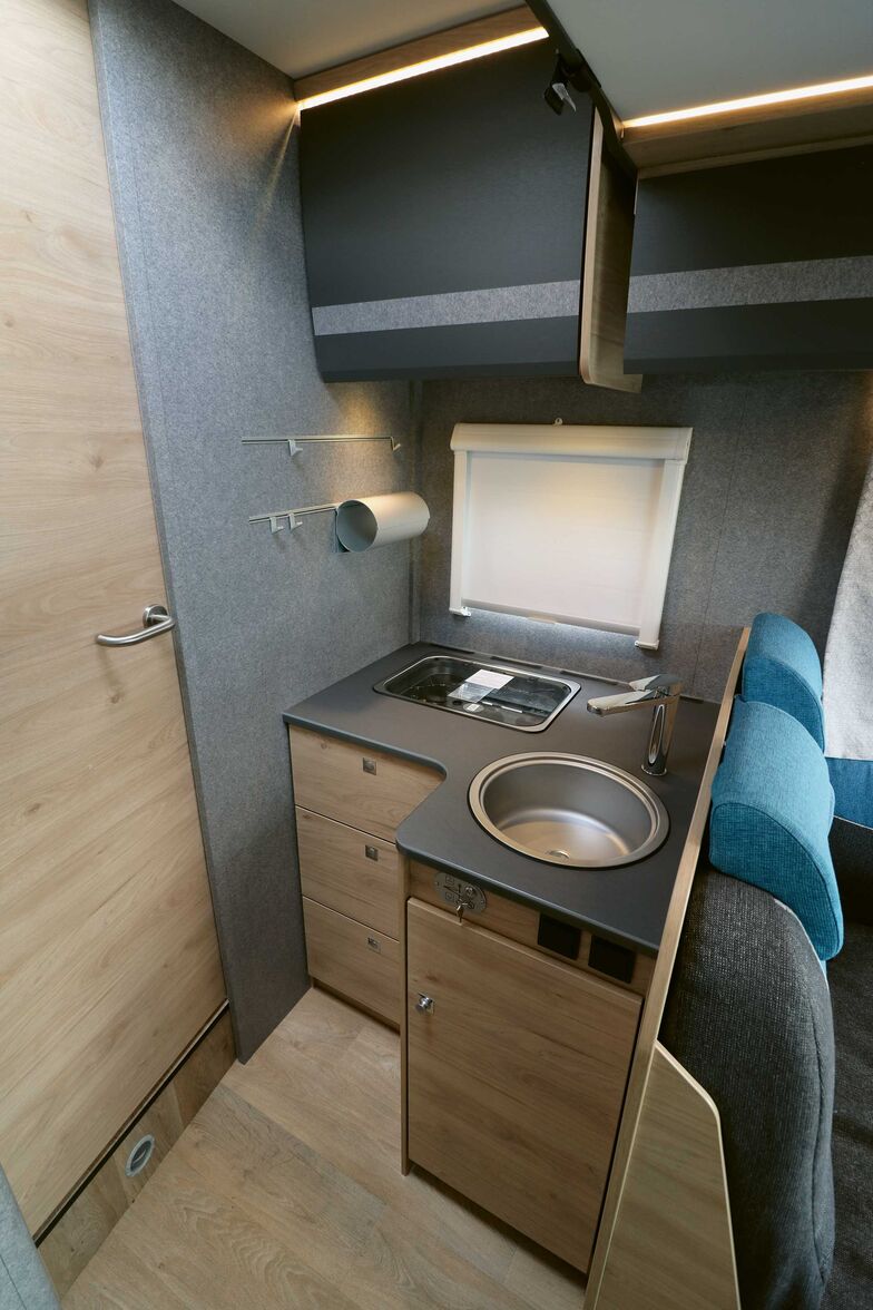 Die winkelförmige und gut ausgestattete Küche bietet genug Platz für Geschirr, Töpfe sowie Vorräte und kann auch optisch gefallen.