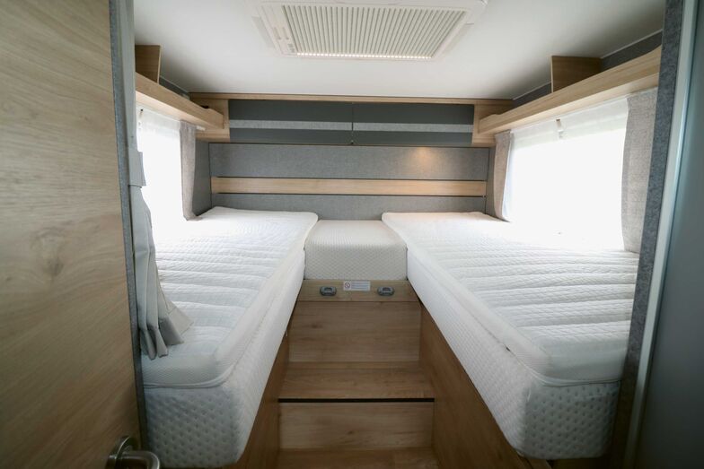 Gut gemachter Schlafbereich über der Heckgarage, dessen grosszügige Liegeflächen mit den komfortablen Kaltschaummatratzen erholsamen Schlaf garantieren.