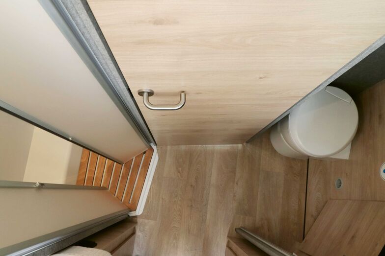 Der Waschraum fällt recht dunkel aus, das optionale Fenster macht Sinn.