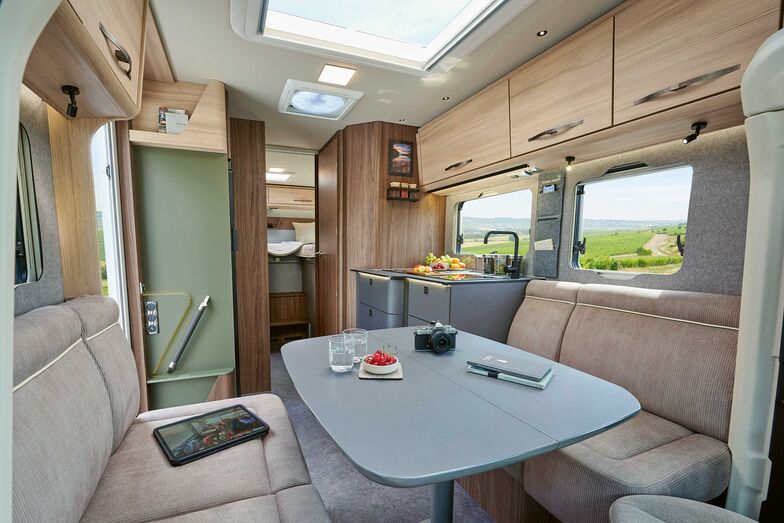 L’intérieur Natural Heritage du Profila Mercedes allie un revêtement noyer foncé à un revêtement pin clair.