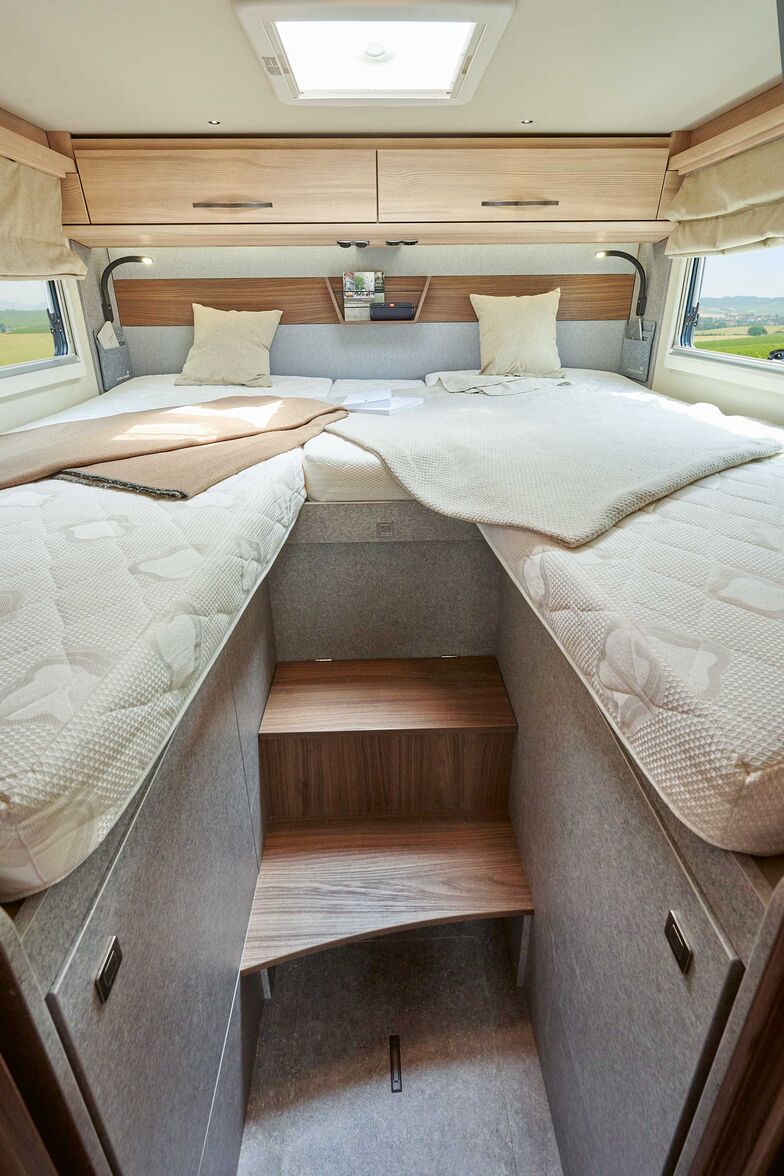 Le revêtement granit du cadre de lit complète les revêtements noyer et pin.