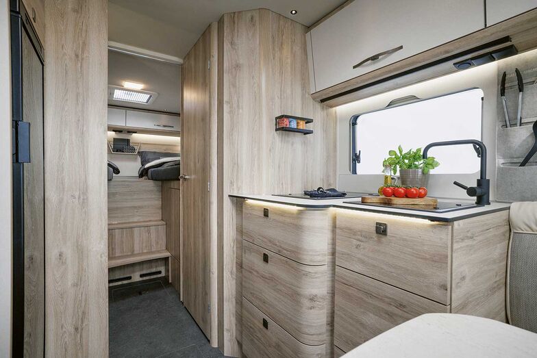 Le bloc-cuisine est suivi de la grande salle de bains, et à l’arrière de la chambre.