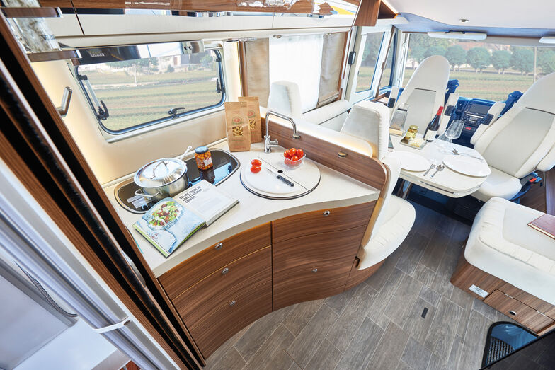 Bloc cuisine dans l’Integra Line 725 QB.