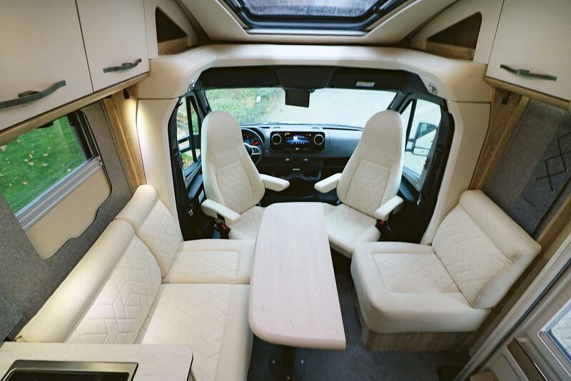 Lumineuse, la dînette en face à face est aussi confortable que les sièges de cabine.