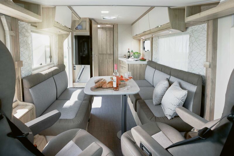 Associé aux sièges pivotants du cockpit, le coin salon face-à-face offre un espace à vivre réellement généreux.