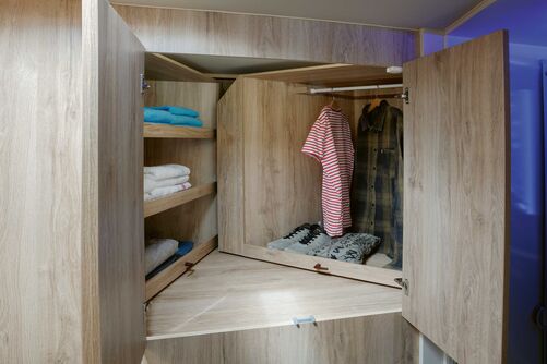 Les deux ailes de l’étagère peuvent pivoter vers l’avant.