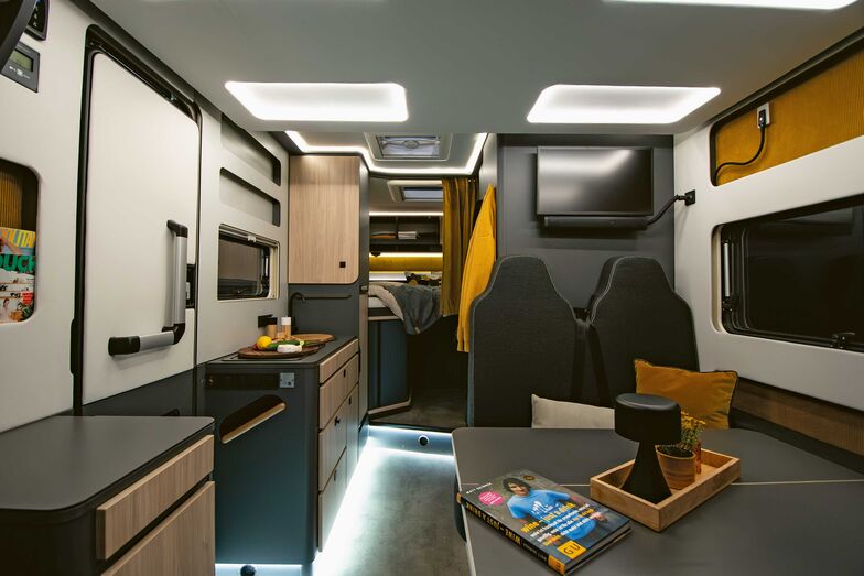 Des rangements ouverts dans le revêtement de paroi remplacent les armoires surélevées et donnent ainsi une impression d’espace généreux.