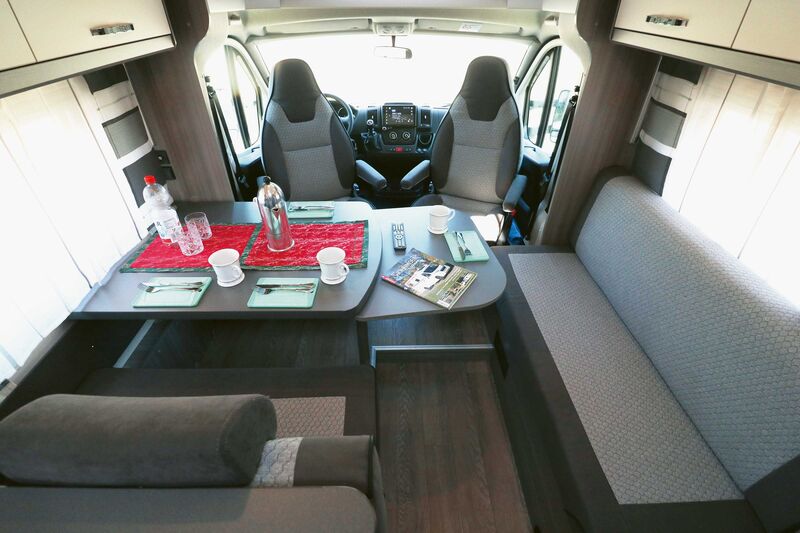 Der geräumige Wohnbereich im Optima Ontour T 65 HFL gefällt auf Anhieb, auch wenn die Stehhöhe unter dem Hubbett etwas eingeschränkt ist.