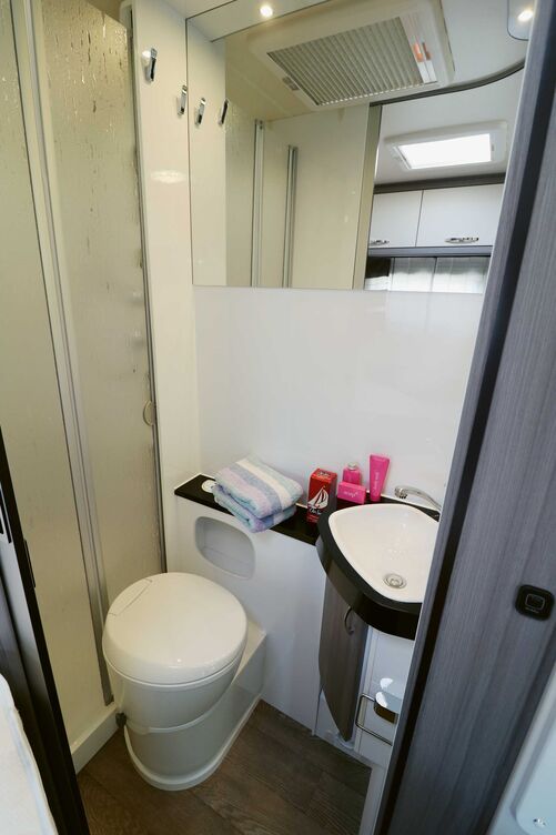 Gute Bewegungsfreiheit am Eck-Waschbecken und auf dem Schwenk-WC, das allerdings nur einen schmalen Durchgang zur Dusche bietet.