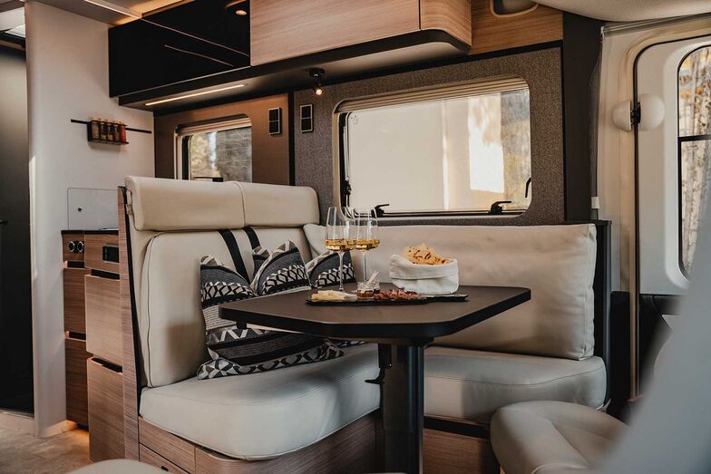 Intérieur élégant : « Rochefort Nut ».