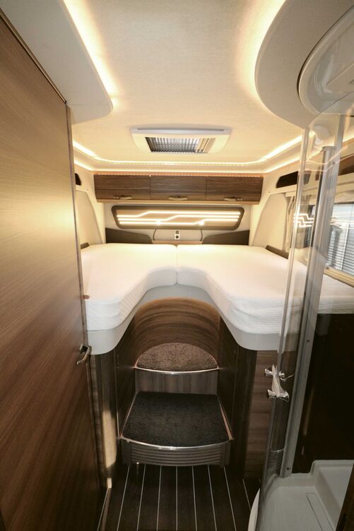 La chambre arrière offre suffisamment d’espace et de confort. Nous avons également été convaincus par les lits bien dimensionnés, dont les matelas en mousse haute densité de 15 cm d’épaisseur sont posés sur des sommiers à lattes en bois pour un sommeil réparateur.