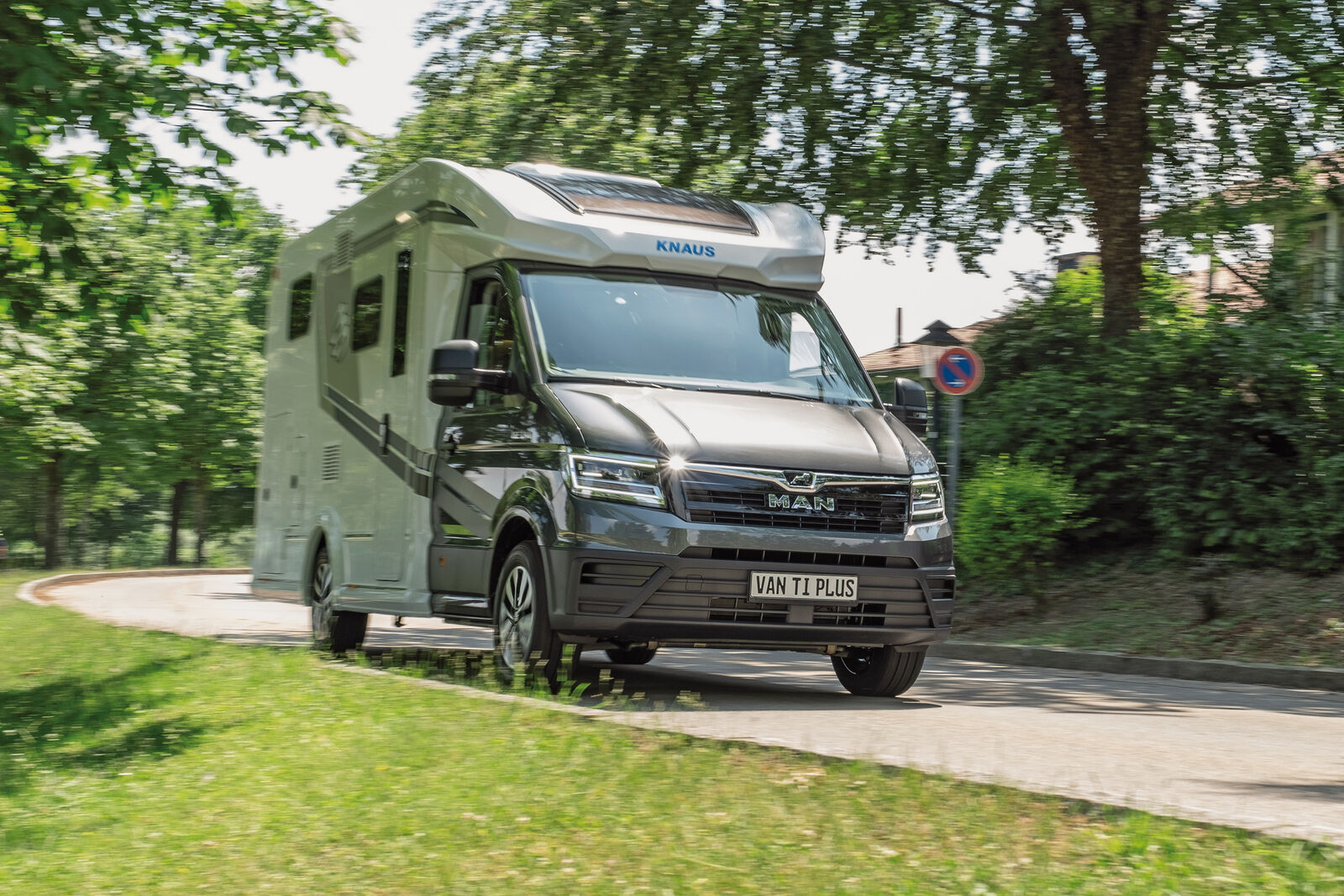 Le van Knaus TI Plus et exprime dynamisme, confort et design sportif.