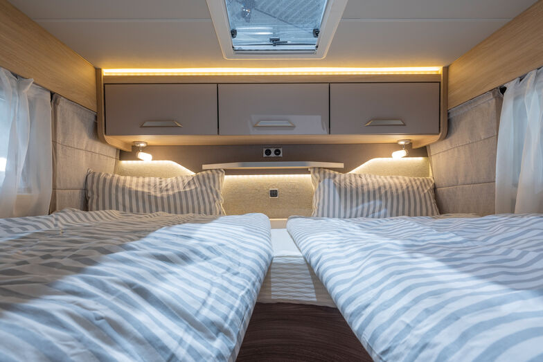 Les lits individuels sont placés à l’arrière au-dessus de la grande soute garage.