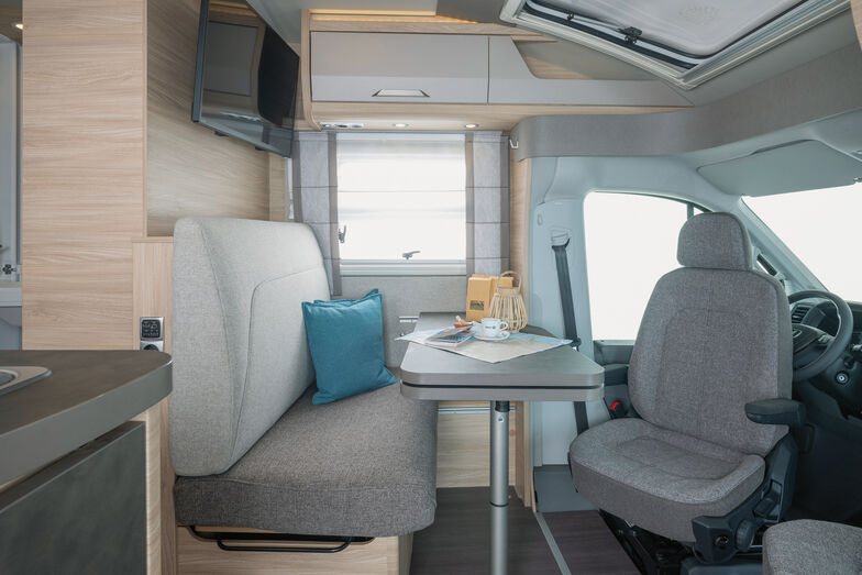 Canapé et fauteuils avec rallonge de table.