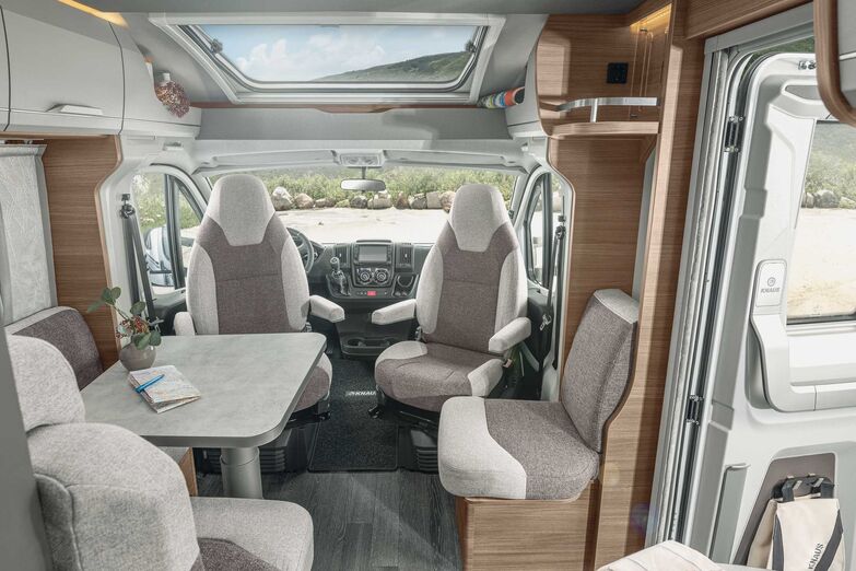 La banquette en L avec siège latéral et sièges de cabine pivotants.