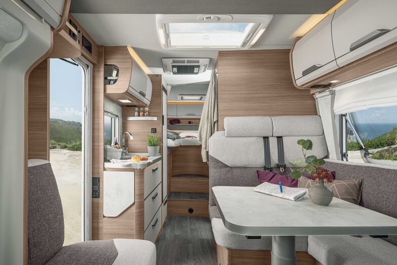 Vue de la cabine sur les lits jumeaux à l’arrière.