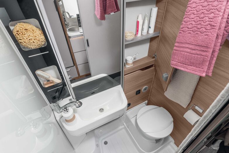 Espace toilette très pratique. Pour se doucher, il faut rabattre le lavabo.