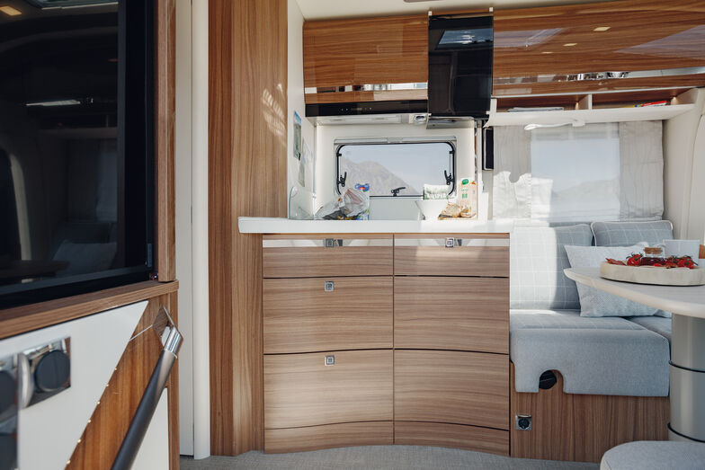 Bloc cuisine classique avec espaces de rangement.