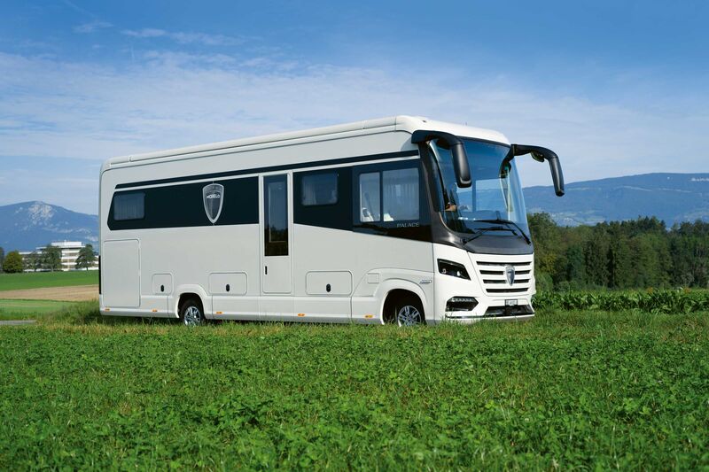 Von allen Seiten präsentiert sich der Morelo Palace 88 LB als stattlicher Liner mit automotiven Designelementen.